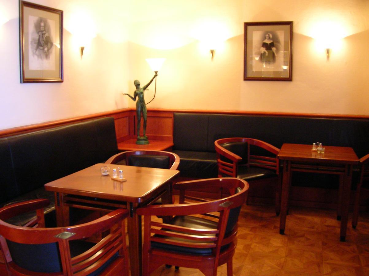 Hotel "Stadt Koethen" Кётен Экстерьер фото