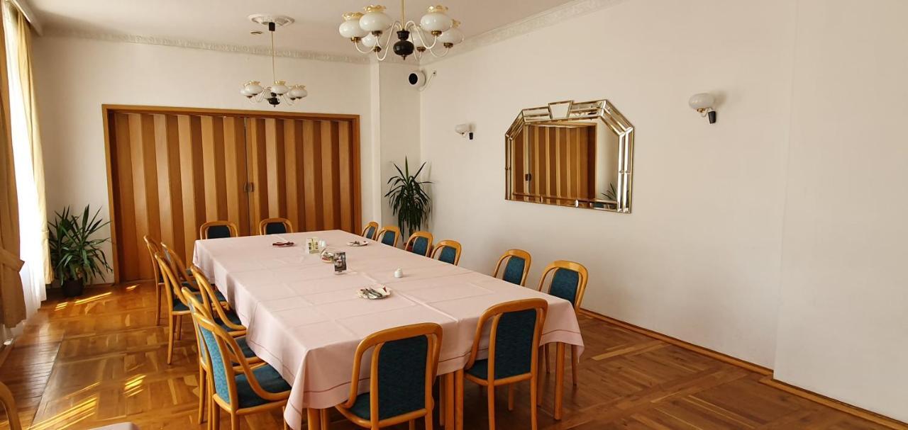 Hotel "Stadt Koethen" Кётен Экстерьер фото